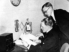 Stuart Hibberd reading the news in 1932